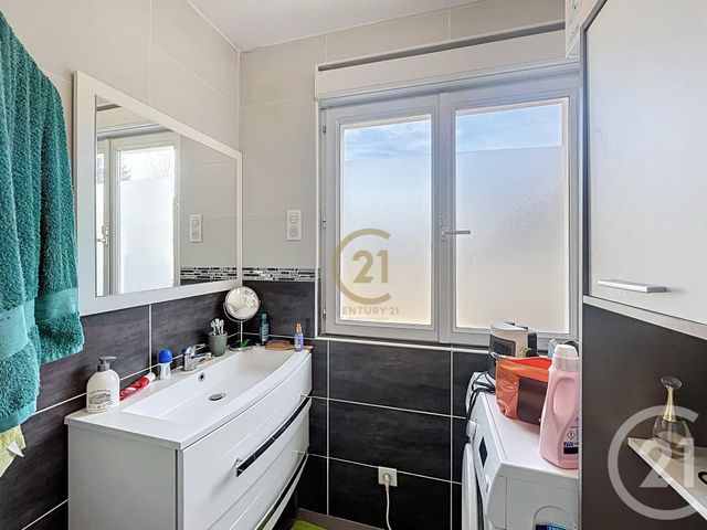 Appartement T3 à louer - 3 pièces - 64.5 m2 - ST GENIS LAVAL - 69 - RHONE-ALPES - Century 21 Identité Immobilier